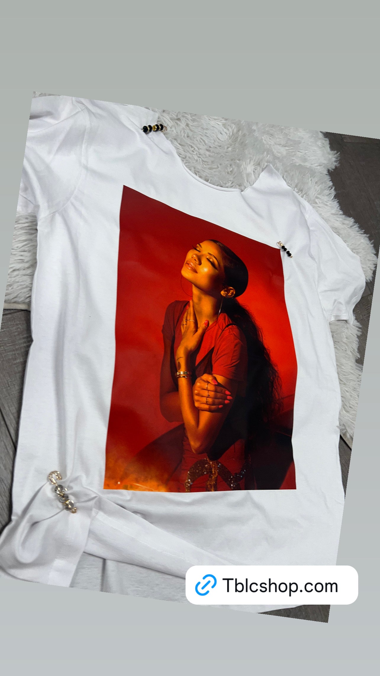 Jhene red - white tee